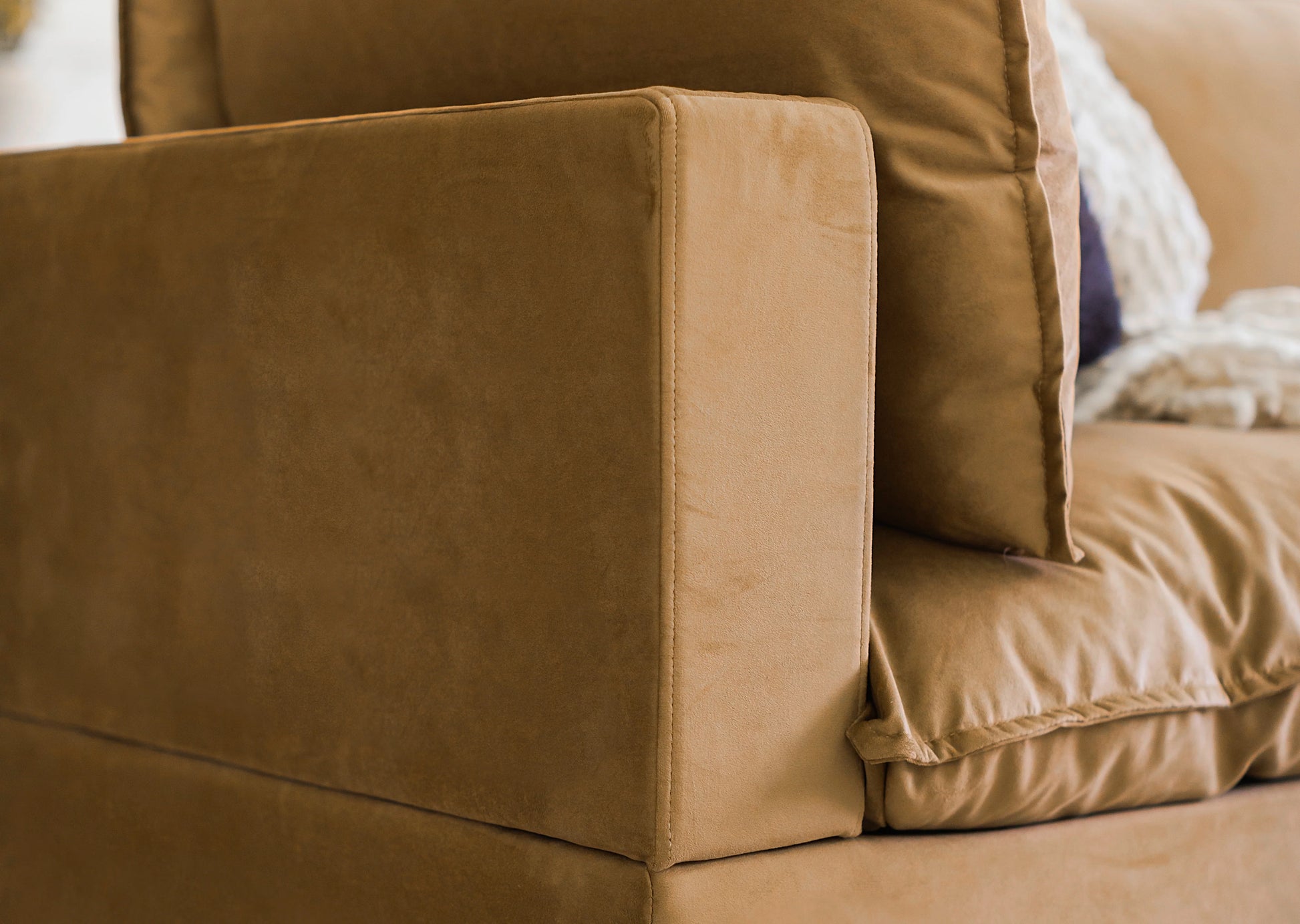With its low-profile frame and tailored edges, the Poka balances softness with architectural precision. The result is a refined yet inviting piece that enhances both minimal and layered interiors.
